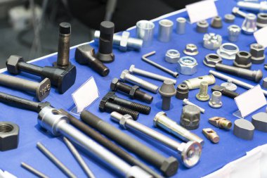 Beyaz arka plan üzerinde izole Metrik vida metal çiviler