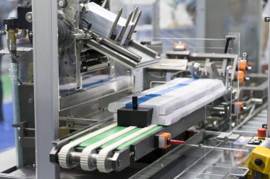 Otomatik paketleme makinası ile plastik ve kağıt kutusu