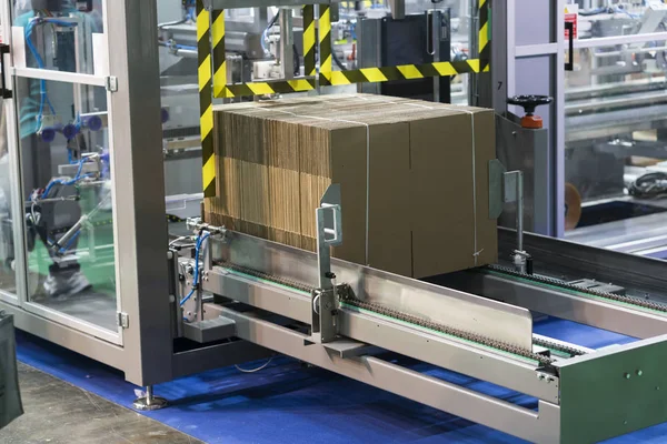 Otomatik paketleme makinası ile plastik ve kağıt kutusu