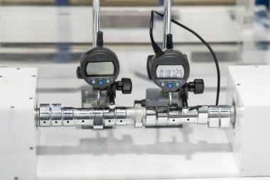 Operatör kontrol yüksek hassasiyetli otomotiv bölümü tarafından mikrometre