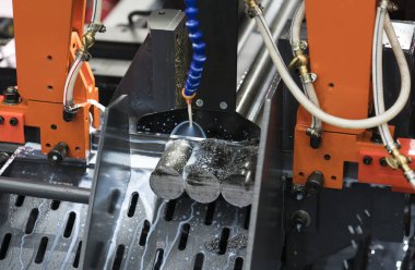 Bant testeresi otomatik besleme, yüksek performanslı kesme makinesi, çelik çubuk kesme, yüksek hız kesme, endüstriyel kullanım için bant testeresi