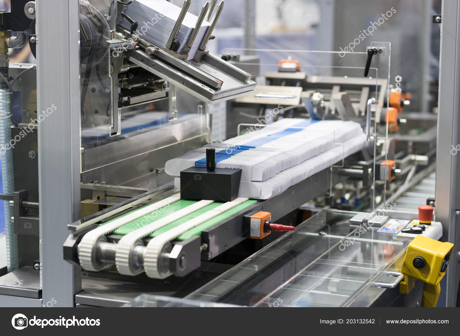 Daarbij Meesterschap Bang om te sterven Automatic Packing Machine Plastic Bag Paper Box High Speed Packing Stock  Photo by ©sorapol1150 203132542