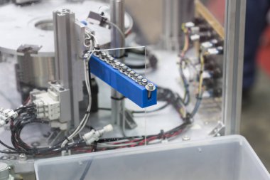 Otomatik vida yükleme makinesi. Otomotiv, elektronik ve mekanik endüstrisi için yüksek teknoloji otomasyon sistemi.