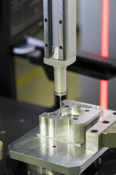 연산자 Cmm 부품의 Geomatric에 검사에 알루미늄 자동차 — 스톡 사진