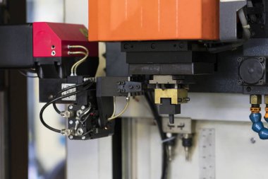 Operatör bakır erozyon tezgahları electrod hassas kalıp ve kalıp yapmak için kullanın. Otomatik Araç elektrot değişim sistemi