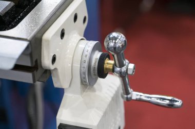 Otomatik sondaj besleme ve otomatik masa mo ile manuel frezeleme makinesi