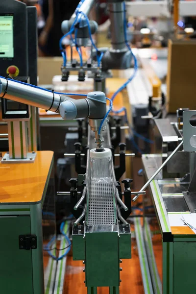 Robot industriel soudage construction en acier par programme cnc — Photo