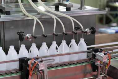 Otomatik paketleme makinası ile plastik ve kağıt kutusu