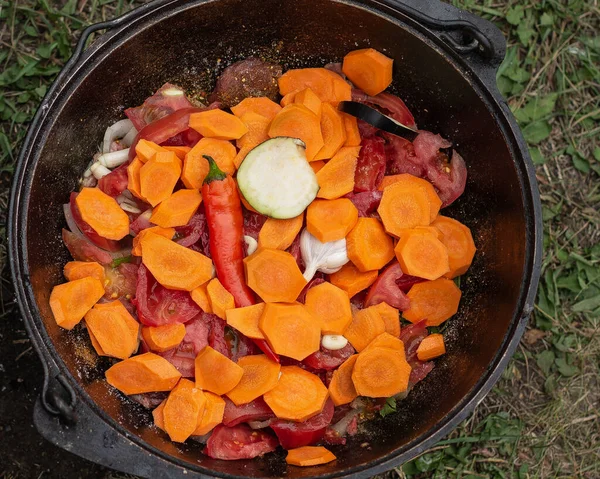 Sebzeli ve biftekli kamp yemeği.