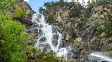 Şelalesi olan güzel bir manzara.