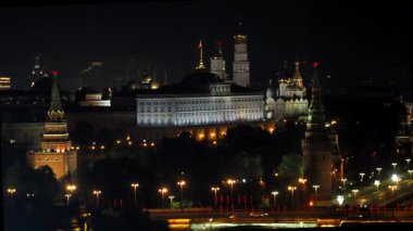 Gece Moskova Nehri, Kremlin ve büyük taş köprü görünümünü. Moscow, Rusya Federasyonu