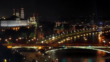 Gece Moskova Nehri, Kremlin ve büyük taş köprü görünümünü. Moscow, Rusya Federasyonu