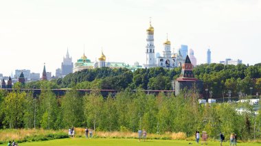 Moskova Kremlin ve St. Basil Katedrali 'ne bakan Zaryadye Parkı, Rusya. Zaryadye Moskova 'nın en önemli turistik yerlerinden biridir. Yazın Moskova 'nın panoramik manzarası.