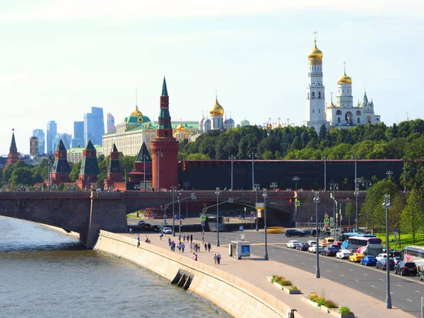 Zaryadye Park Met Uitzicht Het Moskou Kremlin Basil Cathedral Rusland — Stockfoto