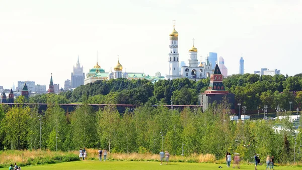 Парк Зарядье Видом Московский Кремль Собор Василия Блаженного Россия Зарядье — стоковое фото