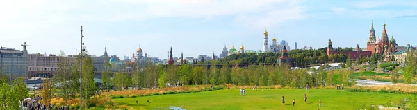 Moskova Kremlin ve St. Basil Katedrali 'ne bakan Zaryadye Parkı, Rusya. Zaryadye Moskova 'nın başlıca turistik merkezlerinden biridir..