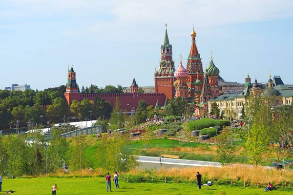 Moskova Kremlin ve St. Basil Katedrali 'ne bakan Zaryadye Parkı, Rusya. Zaryadye Moskova 'nın başlıca turistik merkezlerinden biridir..