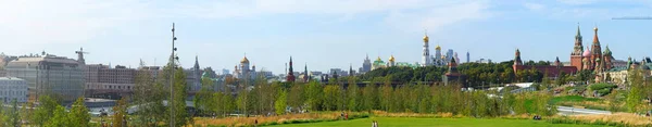 Zaryadye Park Med Utsikt Över Moskva Kreml Och Basil Cathedral Stockbild