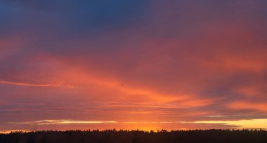 Gün batımında bulutlu renkli dramatik gökyüzü