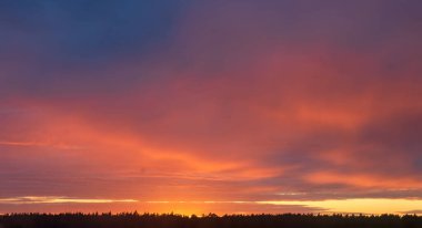 Gün batımında bulutlu renkli dramatik gökyüzü