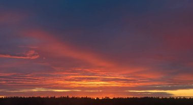 Gün batımında bulutlu renkli dramatik gökyüzü