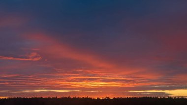 Gün batımında bulutlu renkli dramatik gökyüzü