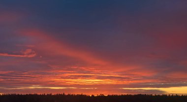 Gün batımında bulutlu renkli dramatik gökyüzü