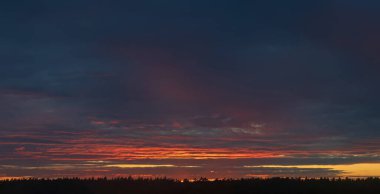 Gün batımında bulutlu renkli dramatik gökyüzü