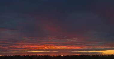 Gün batımında bulutlu renkli dramatik gökyüzü