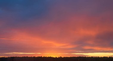 Gün batımında bulutlu renkli dramatik gökyüzü