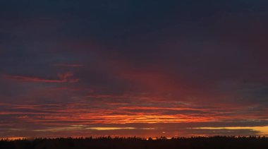 Gün batımında bulutlu renkli dramatik gökyüzü