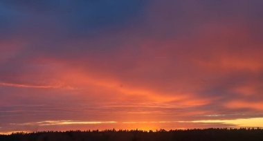 Gün batımında bulutlu renkli dramatik gökyüzü