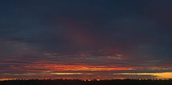 Bunte Dramatische Himmel Mit Wolken Bei Sonnenuntergang — Stockfoto