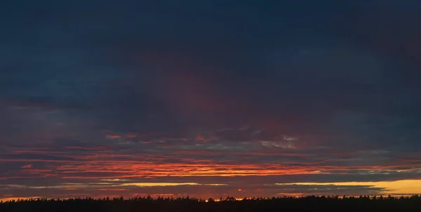 Bunte Dramatische Himmel Mit Wolken Bei Sonnenuntergang — Stockfoto