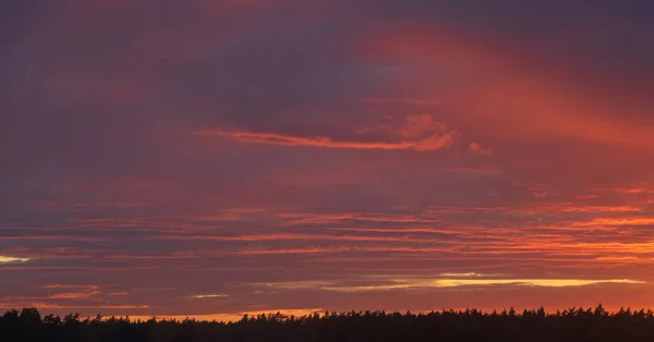 Bunte Dramatische Himmel Mit Wolken Bei Sonnenuntergang — Stockfoto