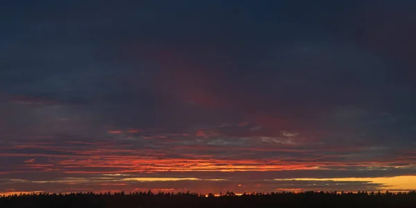 Bunte Dramatische Himmel Mit Wolken Bei Sonnenuntergang — Stockfoto