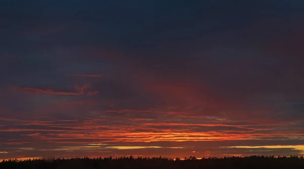 Kolorowe Dramatyczne Niebo Chmurą Zachodzie Słońca — Zdjęcie stockowe