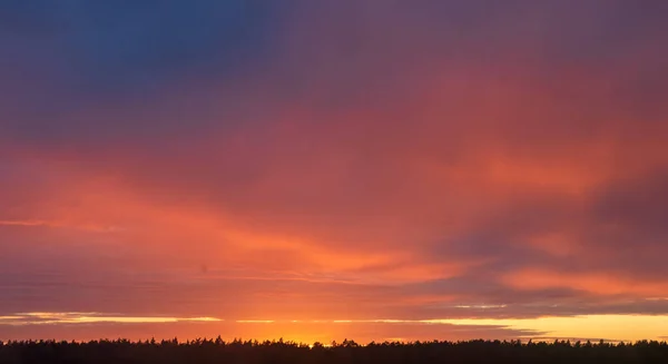 Bunte Dramatische Himmel Mit Wolken Bei Sonnenuntergang — Stockfoto