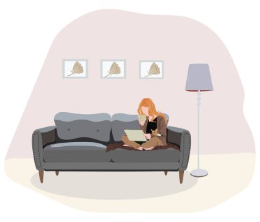 Evde çalışmak, ortak çalışma alanı, konsept illüstrasyon. Kanepede kedisi olan serbest çalışan genç bir kadın. Biege renklerinde vektör düz biçim illüstrasyonu. 