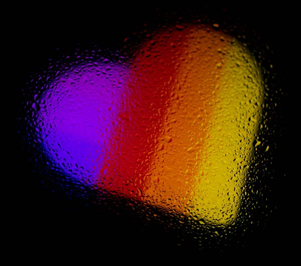 Herz Mit Regenbogenfarben Abstraktes Foto Mit Wassertropfen Auf Glas Isoliert — Stockfoto