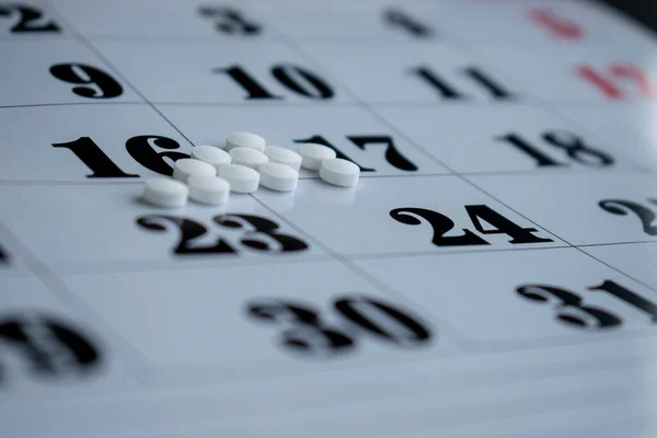 Conceptual Photo Pills White Pills Calendar Background — Stock Photo, Image