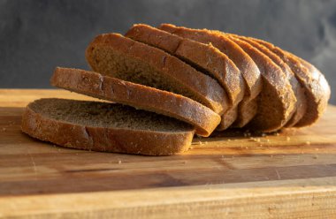 Tahta bir tahtaya yakın plan siyah ekmek parçaları. Buğday ekmeği.