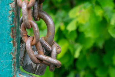 Zincirdeki eski gri asma kilit. Vintage kilidi kapat.