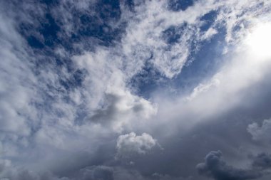 Kasvetli gök gürültülü mavi gökyüzü