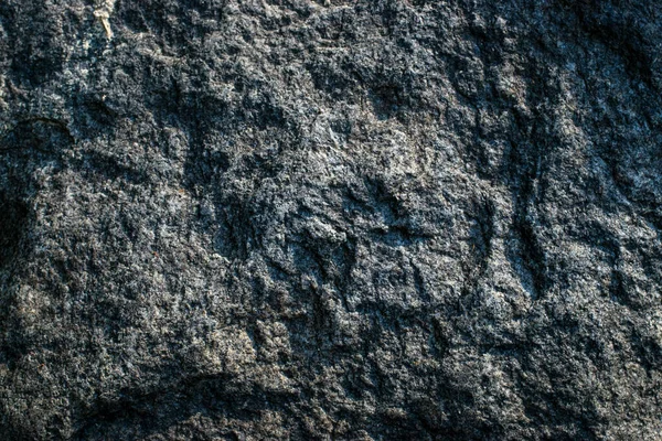 Çiğ gri granit kaya dokusu arka planda. Doğal taş duvar parçası. Çatlak, arka plan.