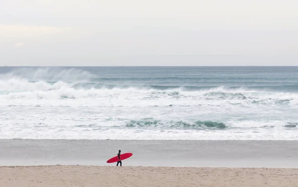 Prancha Vermelha Surfista Andando Praia Com Ondas Fundo — Fotografia de Stock