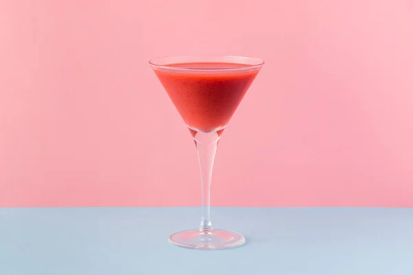 Strawberry Smoothie Cup Rosa Och Ljusblå Bakgrund Minimalistisk Bild — Stockfoto