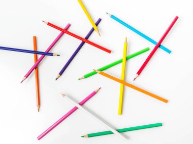 Beyaz arka planda renkli kalemler. Okul konseptine dönelim. Üst görünüm..