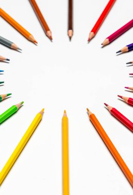 Beyaz arka planda renkli kalemler. Kapatın. Uzayı kopyala Okul konseptine dönelim..