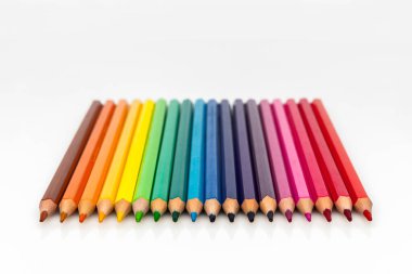 Bir grup renkli kalemin ön görüntüsü. Okul konseptine geri dönelim..